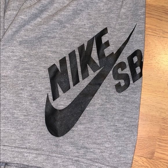 NWT Nike SB Logo Swoosh Sweat Shorts, Large - Picture 2 of 11